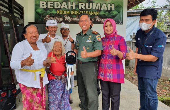 Bantu Masyarakat Kurang Mampu, Janda Lansia  97 Tahun Terima Kunci Bedah Rumah dari Dandim 1619/Tabanan.