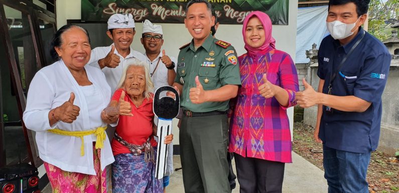 Bantu Masyarakat Kurang Mampu, Janda Lansia  97 Tahun Terima Kunci Bedah Rumah dari Dandim 1619/Tabanan.