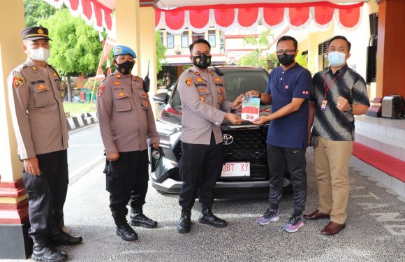 Polres Buleleng Terima Dua Unit Mobil dari Pemda Buleleng.