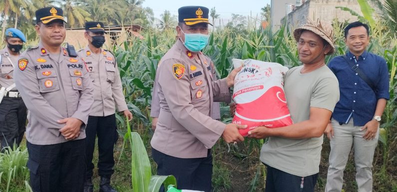 Kapolres Badung Serahkan 10 Zak Pupuk di Lahan Polisi Bersemi.