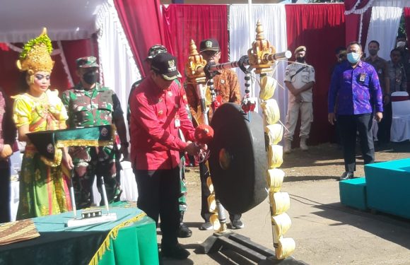 Bupati Tabanan Buka Secara Resmi TMMD ke 114 Ditandai Dengan Pemukulan Gong.