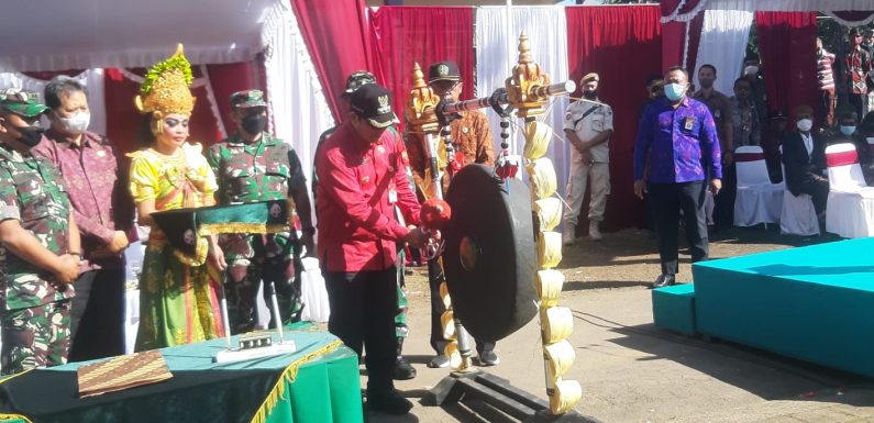 Bupati Tabanan Buka Secara Resmi TMMD ke 114 Ditandai Dengan Pemukulan Gong.