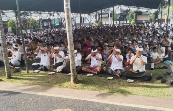 Sekolah Dwijendra Denpasar Melaksanakan Upacara Pawintenan Yang Diikuti Ratusan Siswa Baru.