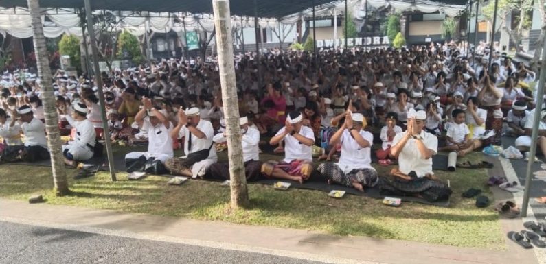 Sekolah Dwijendra Denpasar Melaksanakan Upacara Pawintenan Yang Diikuti Ratusan Siswa Baru.