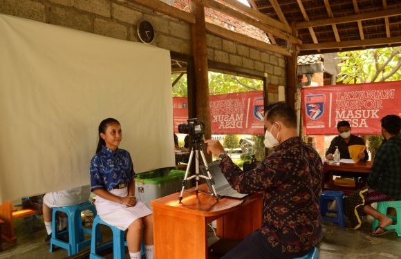 Menyambut HUT ke 77 Dharma Karya Dhika, Kantor Imigrasi Kelas II Singaraja Gelar Paspor Masuk Desa.