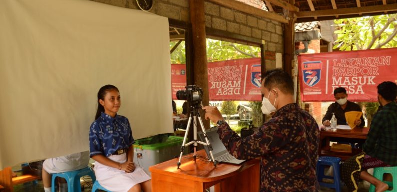 Menyambut HUT ke 77 Dharma Karya Dhika, Kantor Imigrasi Kelas II Singaraja Gelar Paspor Masuk Desa.