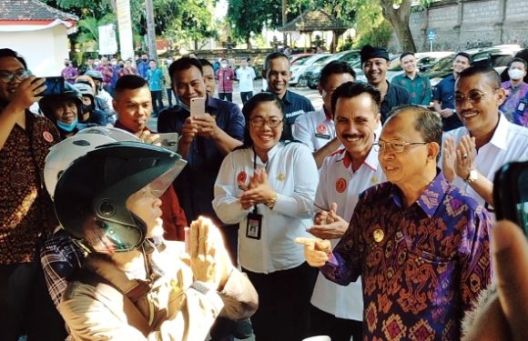Gubernur Koster Tinjau Samsat Buleleng, Apresiasi Pelayanan Drive Thru.