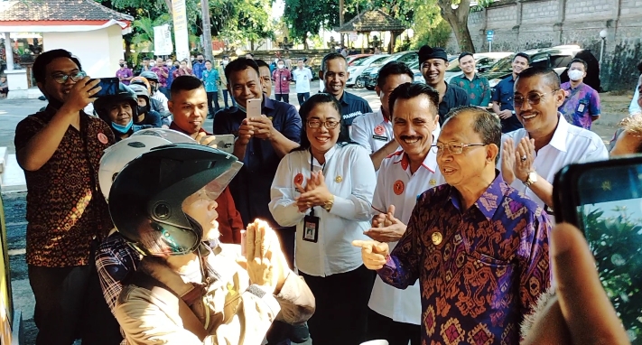 Gubernur Koster Tinjau Samsat Buleleng, Apresiasi Pelayanan Drive Thru.