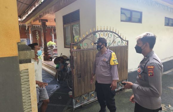 Antisipasi Penularan Virus Covid 19 Bhabinkamtibmas  Kerobokan Bersama Nakes Lakukan Tracing.