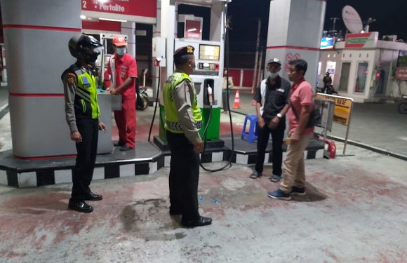 Pastikan SPBU Aman Unit Samapta Polsek Kuta Utara Lakukan Patroli.