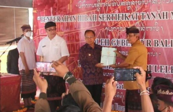 Gubernur Bali Menyerahkan Hibah Sertifikat Tanah Kepada Desa Adat Buleleng .