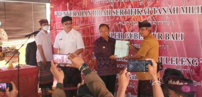 Gubernur Bali Menyerahkan Hibah Sertifikat Tanah Kepada Desa Adat Buleleng .