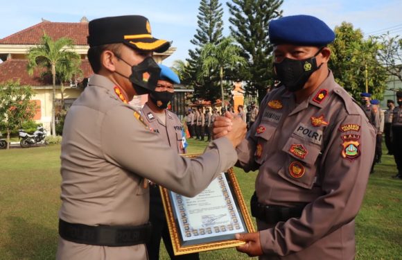 Kapolresta Denpasar Berikan Piagam Perhargaan Kepada 15 Personel Berprestasi.