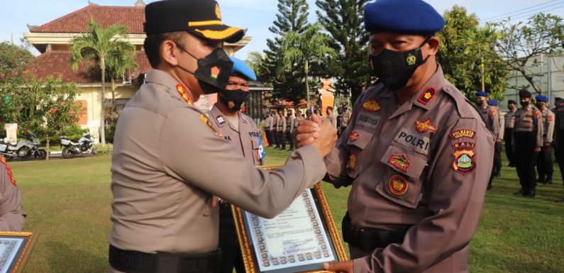 Kapolresta Denpasar Berikan Piagam Perhargaan Kepada 15 Personel Berprestasi.