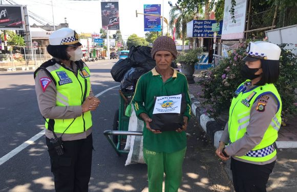 Dalam Rangka Hari Lalu Lintas Ke-67 Salantas Polres Buleleng Bagikan Sembako.