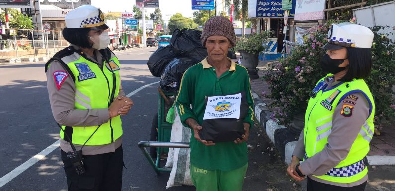 Dalam Rangka Hari Lalu Lintas Ke-67 Salantas Polres Buleleng Bagikan Sembako.