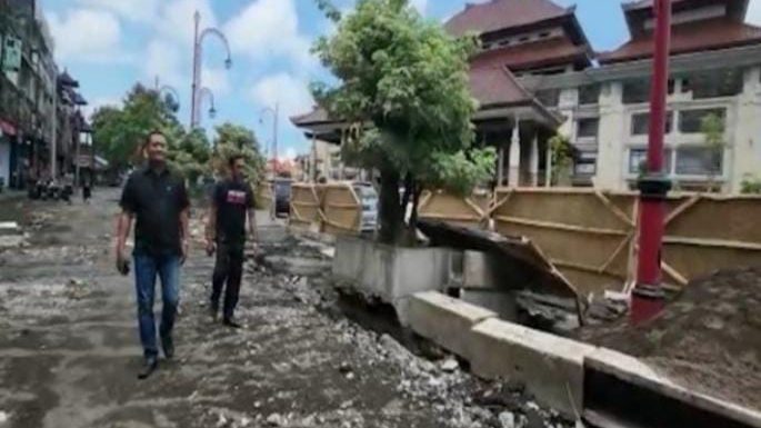 Kurangnya pengawasan Dinas PUPR Bupati Semprot Kontraktor Proyek Taman Depan PRG.