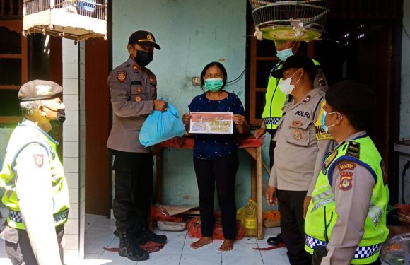 Waka Polsek Kuta Utara Bagikan Sembako Pasca Kenaikan BBM.