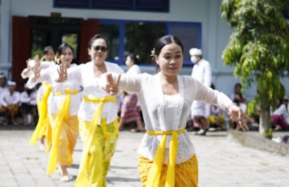 Seluruh Siswa SMAN 5 Denpasar mengikuti Upacara Hari Saraswati bertempat di Padmasana Sekolah.
