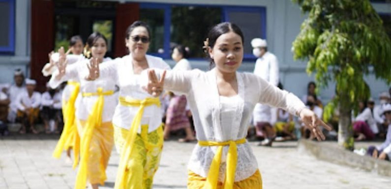 Seluruh Siswa SMAN 5 Denpasar mengikuti Upacara Hari Saraswati bertempat di Padmasana Sekolah.