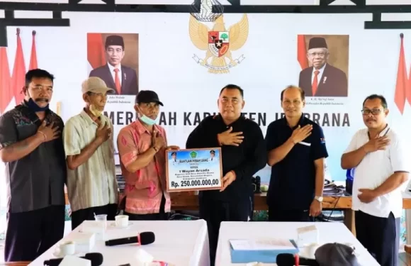 Bupati Tamba Serahkan Dana Hibah Relokasi RMU kepada KUD Amerta Bhuana Desa Baluk.