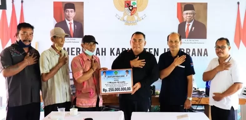 Bupati Tamba Serahkan Dana Hibah Relokasi RMU kepada KUD Amerta Bhuana Desa Baluk.