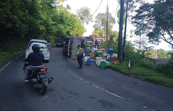 Sopir Truck Kurang Hati – Hati  Sehingga Terjadi Kecelakaan.