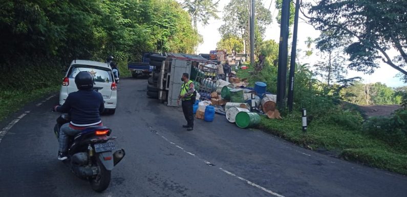 Sopir Truck Kurang Hati – Hati  Sehingga Terjadi Kecelakaan.