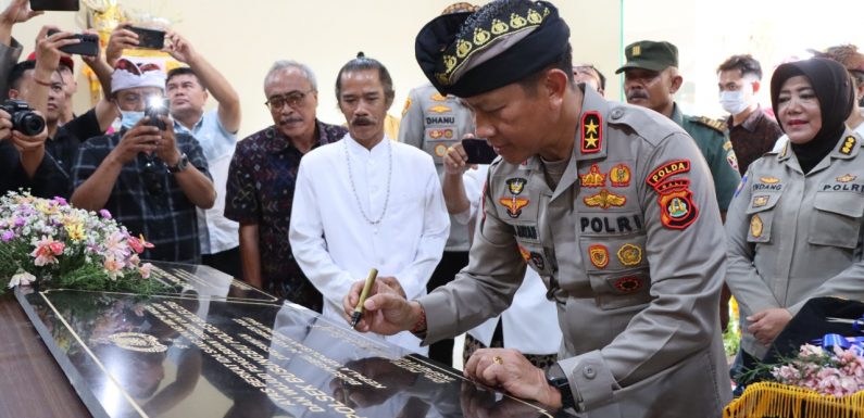 Kapolda Bali Resmikan Polsek Busungbiu Dan Pos Polisi Lovina, Dirangkaikan Dengan Pemberian Sembako.