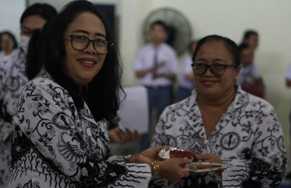 Peringatan Hari Guru Nasional ke 77, Kepala Sekolah SMA 5 Denpasar Sampaikan Penghargaan Terhadap Guru Harus Ditingkatkan.