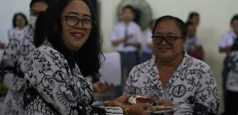 Peringatan Hari Guru Nasional ke 77, Kepala Sekolah SMA 5 Denpasar Sampaikan Penghargaan Terhadap Guru Harus Ditingkatkan.