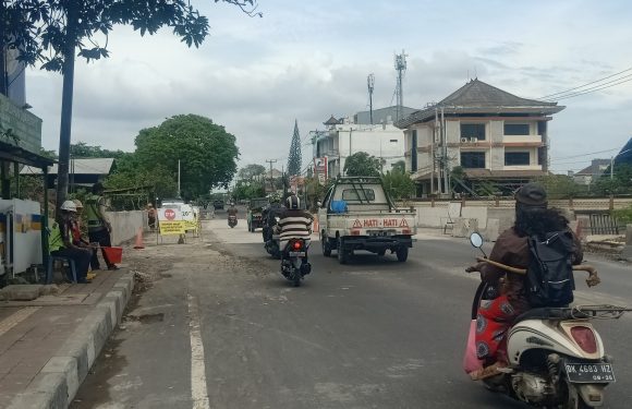 Proyek Pembangunan Jembatan di Jalan Gatsu Timur ditarget Selesai Desember 2022.