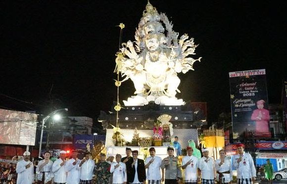 Bupati Tabanan, Resmikan Patung Wisnu Murti di Catus Pata Kediri.