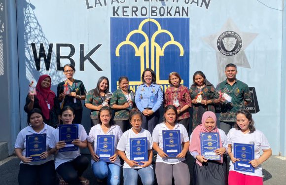 PESERTA DIDIK SEKOLAH MERDEKA JEGEG, WBP LAPAS PEREMPUAN KEROBOKAN TERIMA RAPOR.