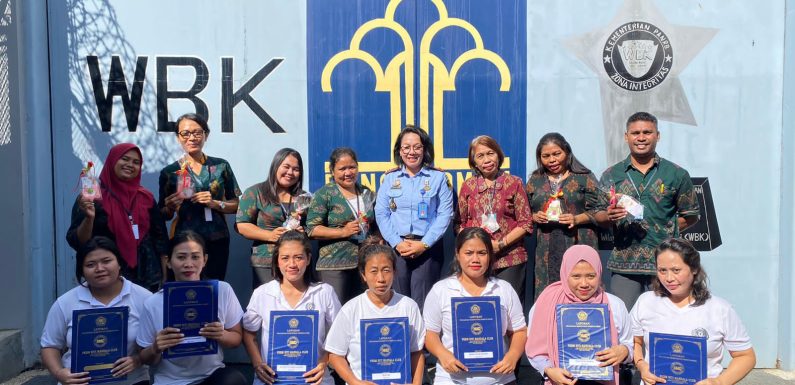 PESERTA DIDIK SEKOLAH MERDEKA JEGEG, WBP LAPAS PEREMPUAN KEROBOKAN TERIMA RAPOR.