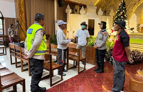 Kapolsek Kuta Utara Cek Pos Pengamaman Gereja di Gereja Tirta Amerta Pelambingan.