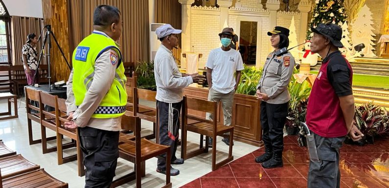 Kapolsek Kuta Utara Cek Pos Pengamaman Gereja di Gereja Tirta Amerta Pelambingan.