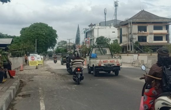 Menjelang Natal Dan Tahun Baru Jembatan Gatsu Timur Sudah Dapat Dilalui Dengan Dua Arus Kendaraan.