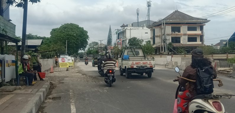 Menjelang Natal Dan Tahun Baru Jembatan Gatsu Timur Sudah Dapat Dilalui Dengan Dua Arus Kendaraan.