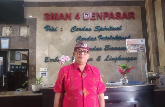 Peringatan Hari Aids Sedunia Kepala Sekolah SMA 4 Denpasar Tekankan, Dengan meningkatkan Karakter Siswa Melalui Pendidikan Karakter, Siswa Dapat Terhindar Dari Penularan HIV/AIDS.