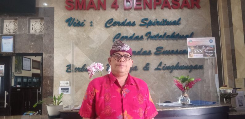 Peringatan Hari Aids Sedunia Kepala Sekolah SMA 4 Denpasar Tekankan, Dengan meningkatkan Karakter Siswa Melalui Pendidikan Karakter,  Siswa Dapat Terhindar Dari Penularan HIV/AIDS.