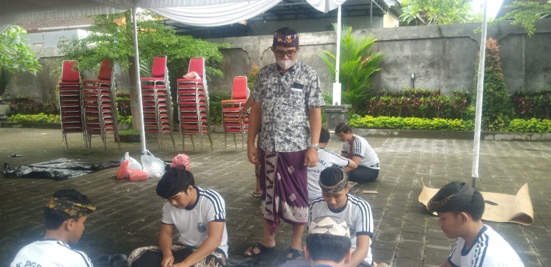 Dimasa Libur Sekolah, SMK PGRI 3 Denpasar Mengelar Pasraman Kilat.