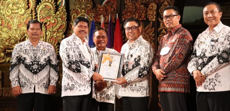 Wakil Wali Kota Denpasar Serahkan Penghargaan Kepada Guru Yang Masuk Masa Purna Bhakti.