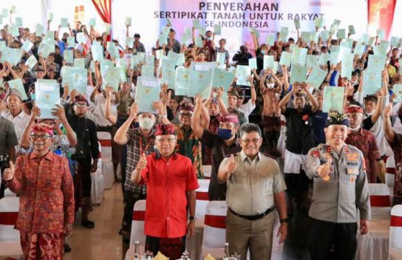 Gubernur Bali Wayan Koster Bersama BPN Provinsi Bali Serahkan 500 Sertifikat Kepada Masyarakat.