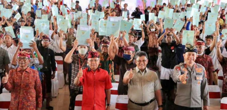 Gubernur Bali Wayan Koster Bersama BPN Provinsi Bali Serahkan 500 Sertifikat Kepada Masyarakat.