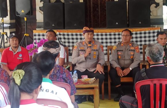 Warga dan Staf Desa Sulangai Berkeluh Kesah Ke Kapolres Badung Dalam Kegiatan “ Jumat Curhat”.