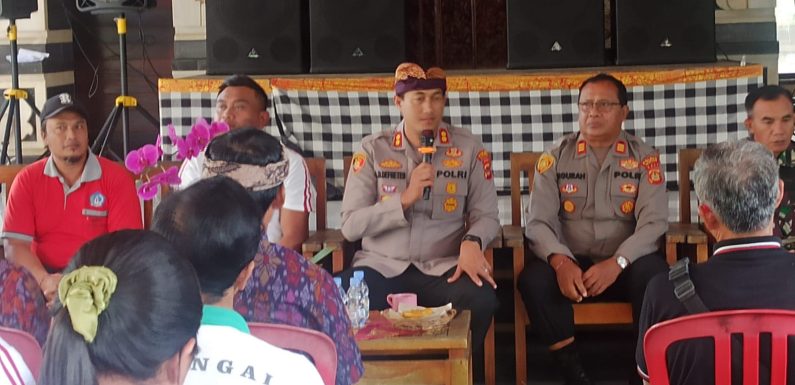Warga dan Staf Desa Sulangai Berkeluh Kesah Ke Kapolres Badung Dalam Kegiatan “ Jumat Curhat”.
