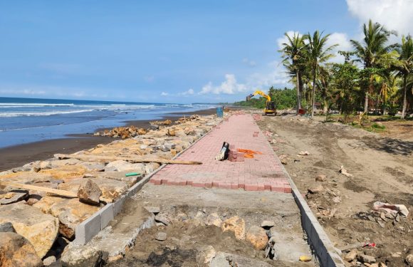 Proyek Pengamanan Pantai Pengeragoan Kabupaten Jembrana Saat ini Sudah Mencapai Progres 94 Persen.