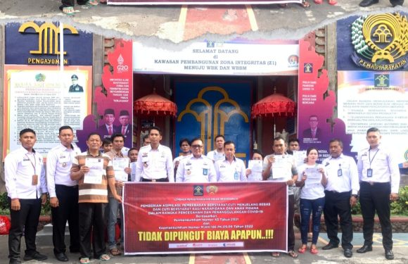Program Asimilasi Rumah Diperpanjang, Lapas Singaraja Pulangkan 11 Narapidana.