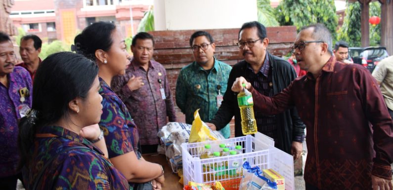 Wagub Bali Tjok Artha Ardhana Sukawati Didampingi Wakil Wali Kota Denpasar Pantau Harga Bahan Pokok di Pasar Badung.